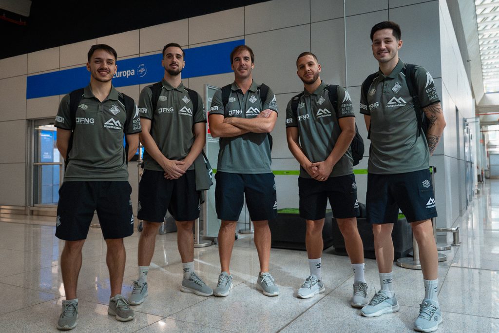 Pista de futbol sala preparada per a un partit de lliga
