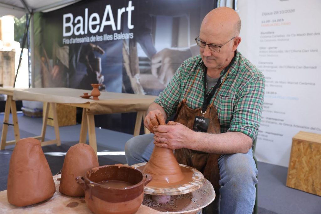 Punt d'exposició artesanal a la fira BaleArt al Centre Cultural de la Misericòrdia de Palma