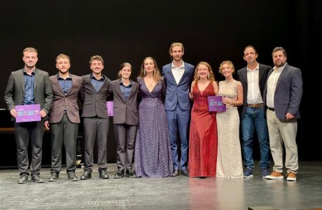 Integrants d'AIMA Quartet i resta de premiats amb el director de l'IBJOVE a Maó