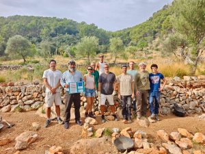 Un total de 16 voluntaris restauren un mur de pedra en sec a la finca de Raixa