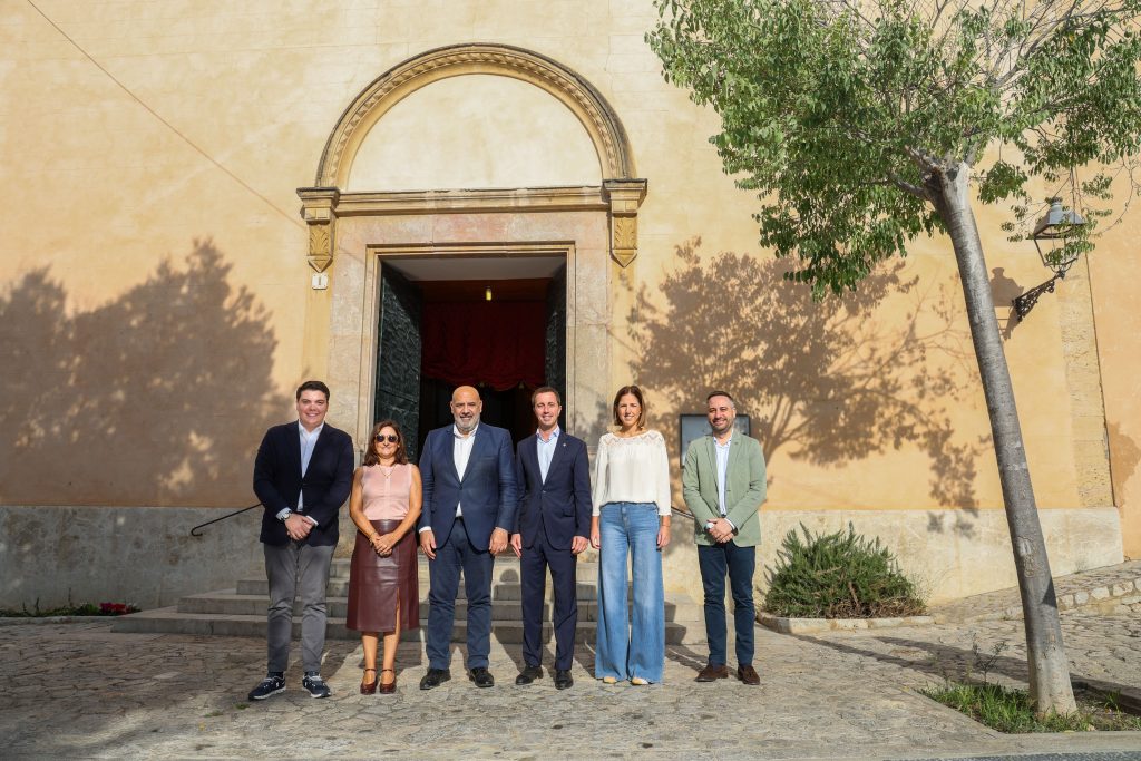 Portal de pedra de marès de l'església de la Immaculada Concepció d'Establiments